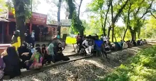 এখনও রেলপথ অবরোধ করে বসে আছেন বাকৃবি শিক্ষার্থীরা